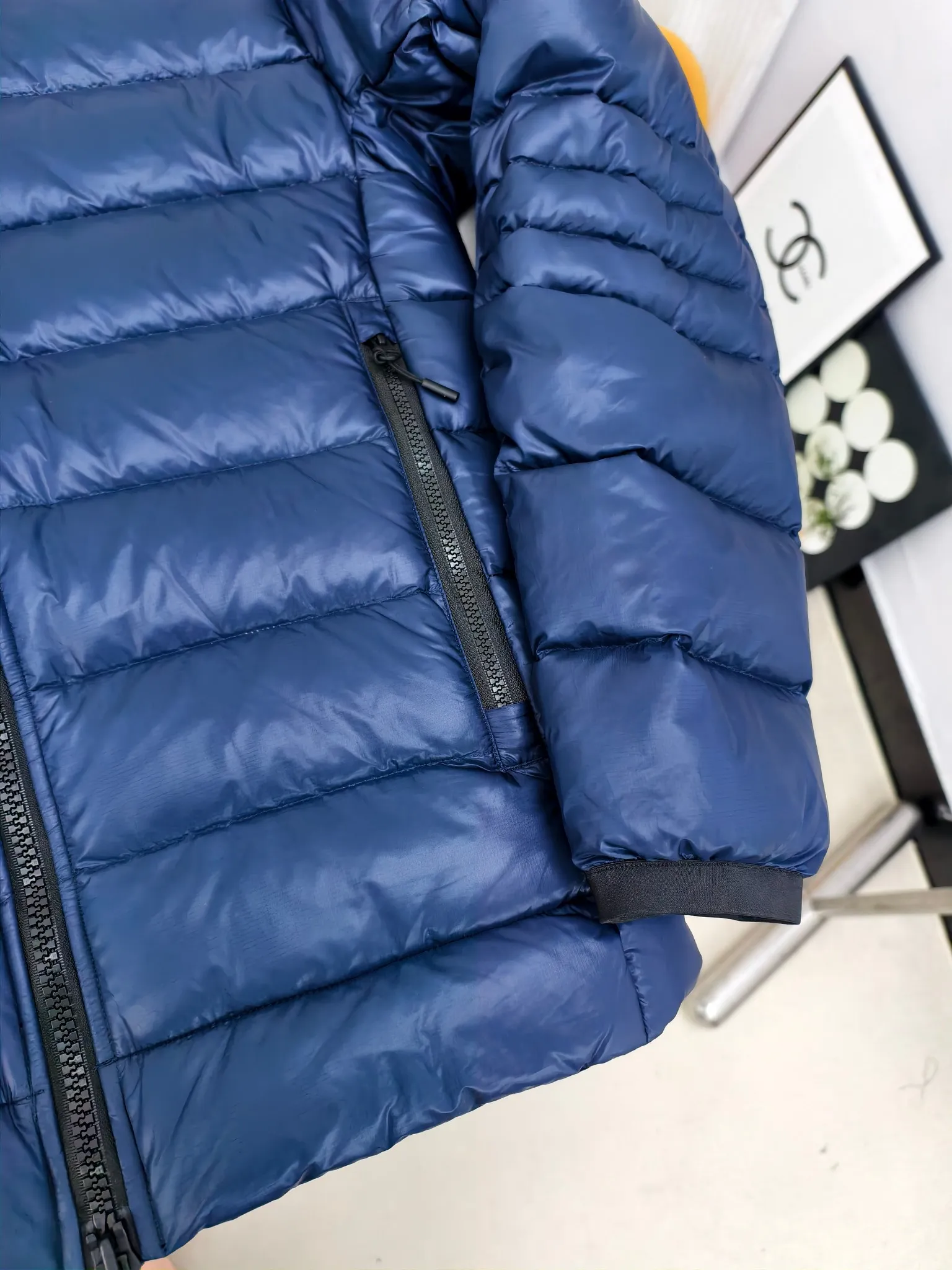 P880 2228M model (high version) Canada goose Crofton down jacket, this is a down jacket suitable for late autumn and early winter: on cold and rainy mornings, it can be used as a layer of warmth inside the rainproof jacket, and can be worn alone in the late autumn and early winter with a little bit of coolness. Filled with white duck down. The Crofton Jacket is a versatile, lightweight and versatile piece that even packs itself in for easy transport. The inner layer has removable elastic straps, making the jacket easy to carry on the shoulder and hands-free. 2 zippered hand pockets with fleece fabric on the knuckle side for softness and warmth. Color: black with black label, black with red label, ocean blue, superoxide blue, silver birch red label, silver birch black label Size: XS-2XL